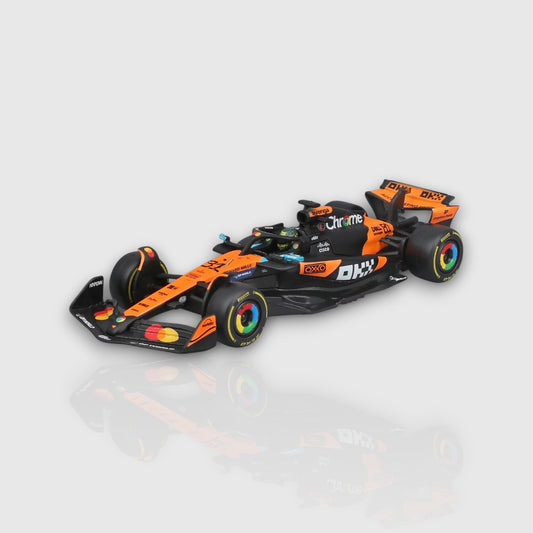 Bburago Oscar Piastri Mclaren MCL39 with Acrylic Box 1:43